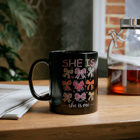 Taza negra con estampado de lazo encantador