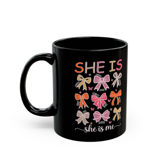 Taza negra con estampado de lazo encantador